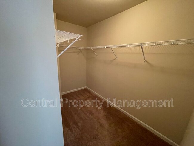 Building Photo - 514 W Holloway Dr