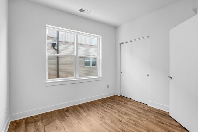 Building Photo - Spacious 4-level Home| 3 bedrooms + Garage parking!