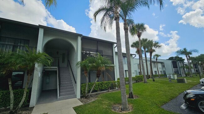 Building Photo - 1002 Green Pine Blvd