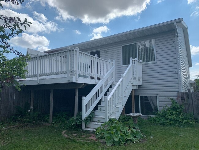 Building Photo - 3 Bedroom Twinhome