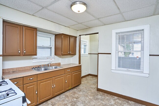 Building Photo - 5 Bedroom home available