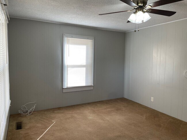 Building Photo - NICE CLEAN COUNTRY HOME, 3 BDRM 1.5 BA $1,300 RENT AND $1,300 DEPOSIT