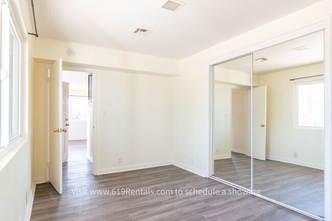 Building Photo - 4 Bedroom, 3 Bath Large House with Mountai...