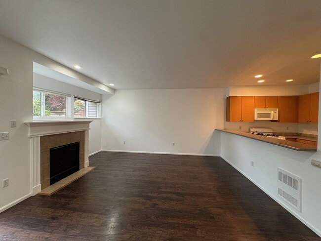 Building Photo - Gated 2 beds 2.5 baths townhome in Ashburn...