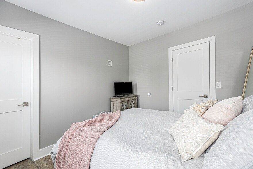 Building Photo - 211 S Pleasant St