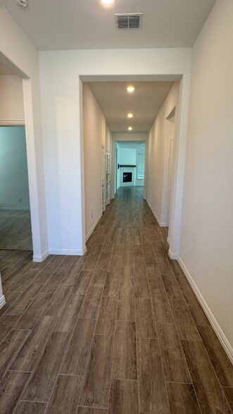 Building Photo - 917 Rosebay Dr