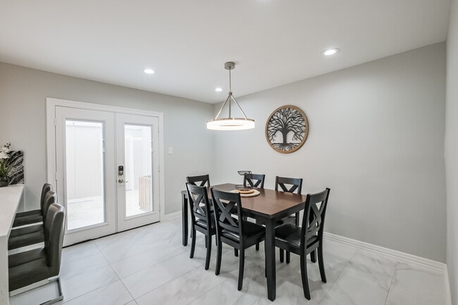 modern dinning room - 11643 Village Place Dr