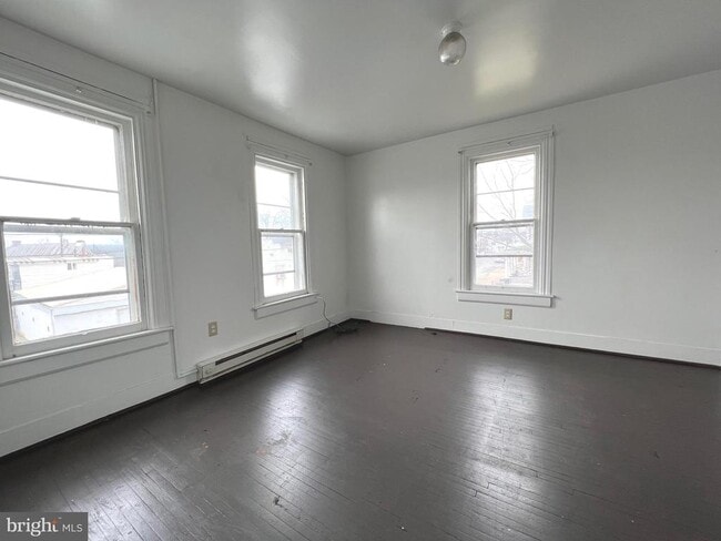 Building Photo - 703 2nd St