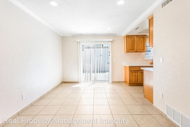 Building Photo - 3 br, 2.5 bath House - 1045 Clark St