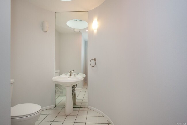 Building Photo - 12 N Ridge Rd