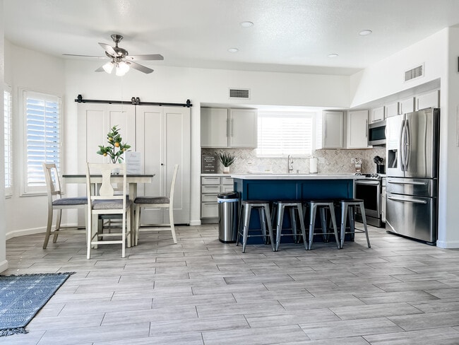 Building Photo - 4222 E Bonanza Rd