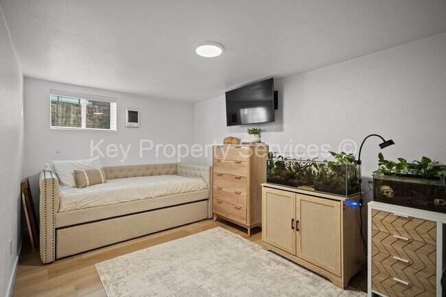 Building Photo - Updated Lakeshore Area Condo