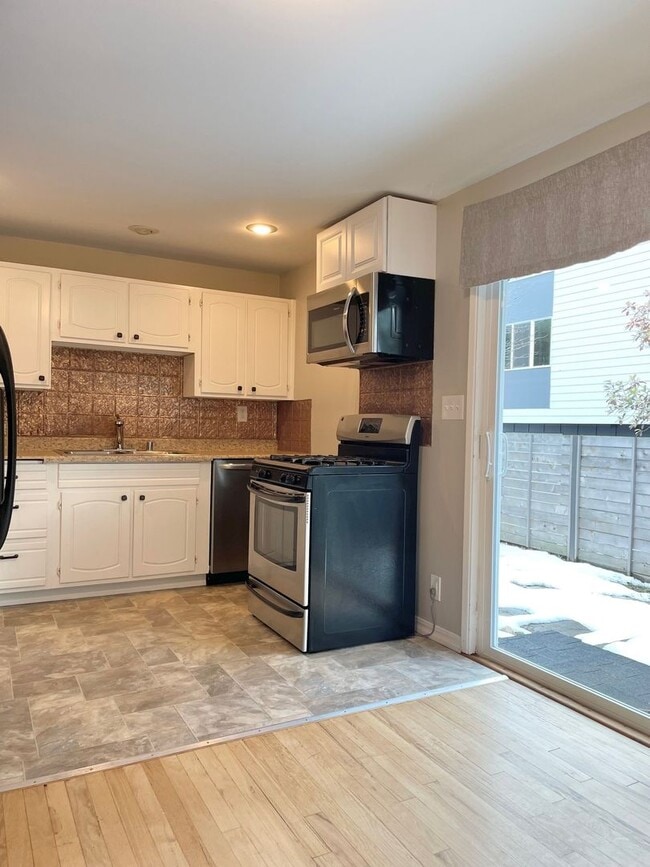 Building Photo - 4Bd/2Ba Shoreline House