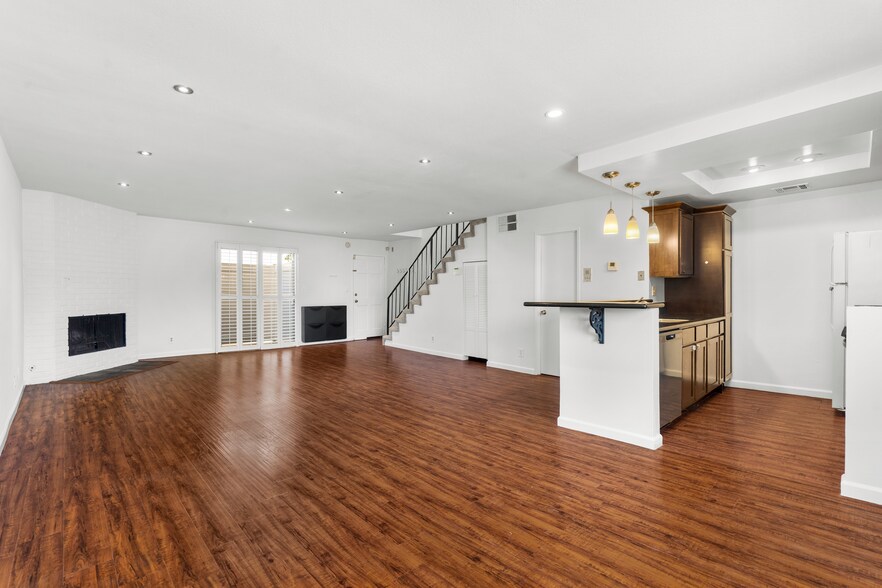 Living space angle 2 - 11100 Acama St