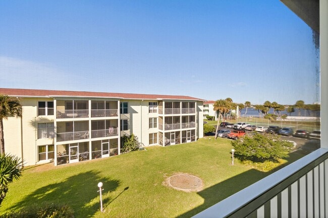 Building Photo - Spacious Riverview 1B/1B Condo