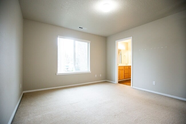 Building Photo - 3 Bedroom Town Home Close to Nike Available !