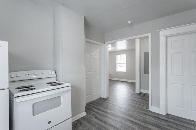Building Photo - 1709 S Lyerly St