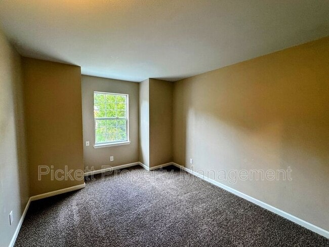 Building Photo - 1081 NE Shadybrook Ct