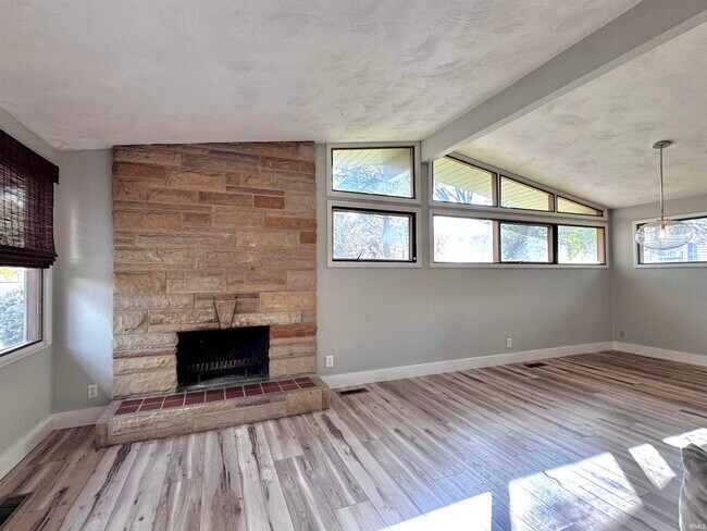 Building Photo - 7102 Woodhue Ln