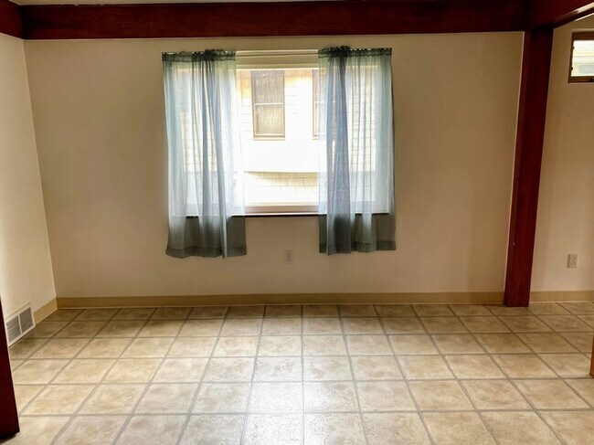 Building Photo - Nice sized Two Bedroom House!