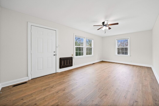 Building Photo - Renovated 2 bedroom home for rent Near Downtown Clarksville!