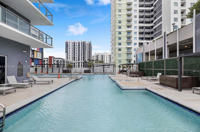 Building Photo - 1010 SW 2nd Ave