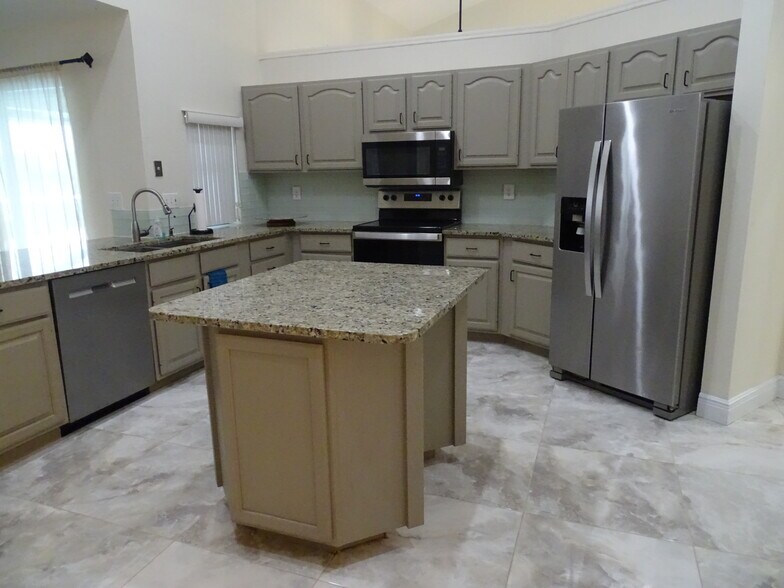 Granite Kitchen w/SS Appliances & Pantry - 6325 Winding Lake Dr
