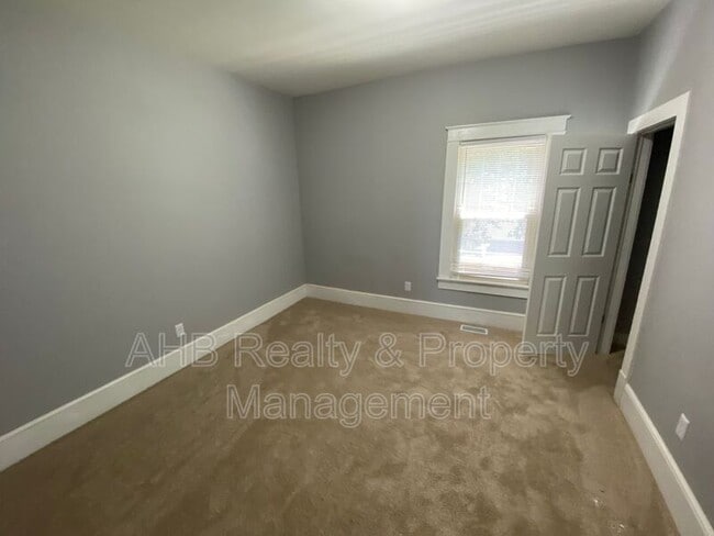 Building Photo - 619 New St