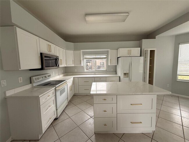 Building Photo - 10782 Plantation Bay Dr