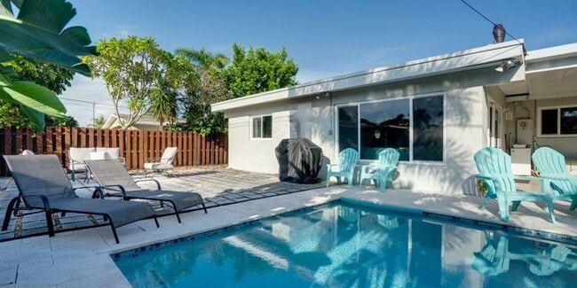 Building Photo - Step Into Sunshine: Modern Charm Meets Coa...