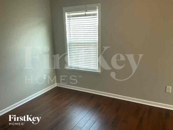 Building Photo - 956 Woodbury Rd