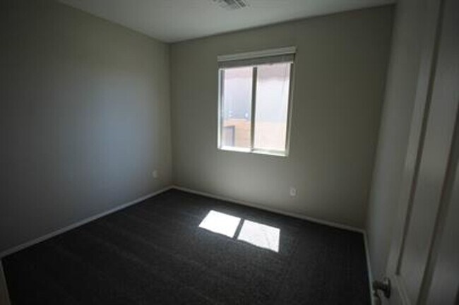 Building Photo - Desirable La Estancia Neighboorhood