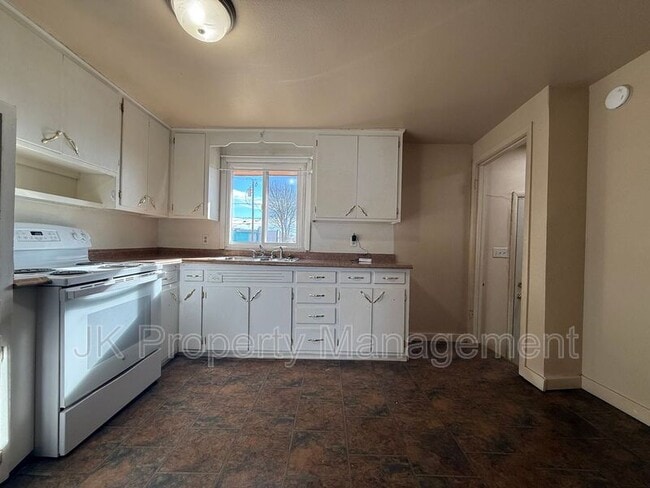 Building Photo - 520 21st Ave NE