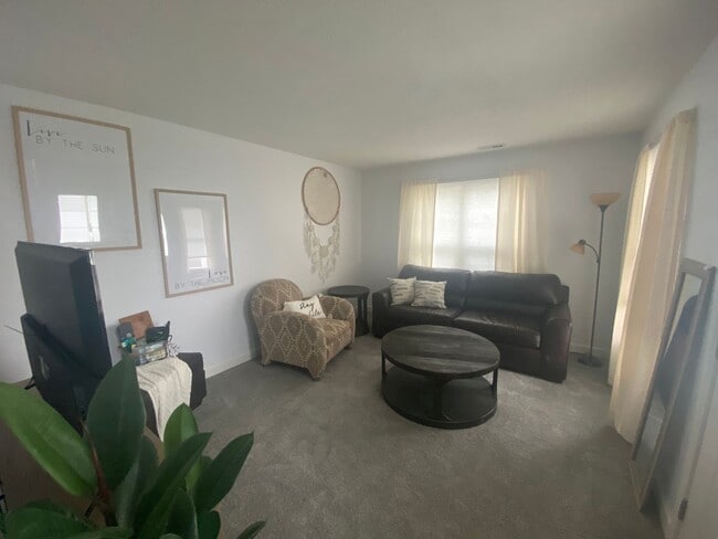 Building Photo - 3 Bedroom 2 bath TownHome