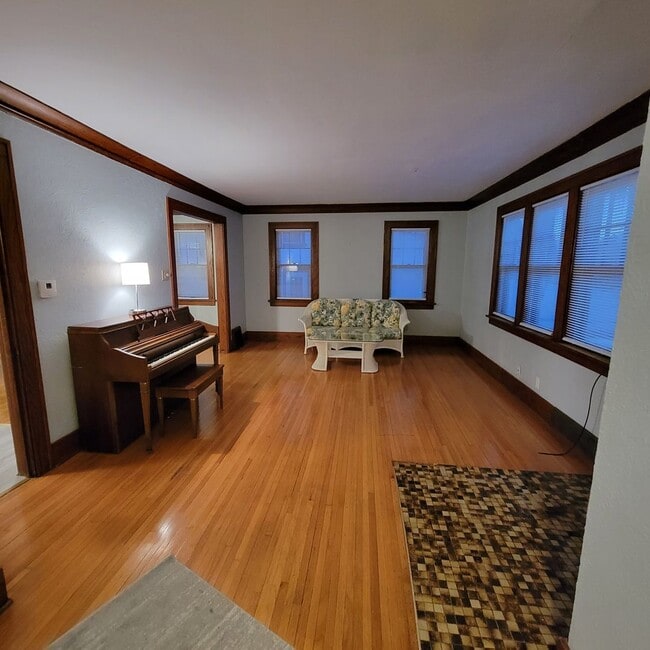 Building Photo - Historic, recently updated single-family h...