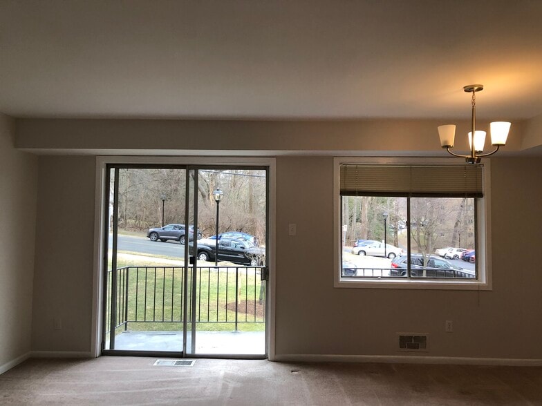 living room - 10630 Kenilworth Ave