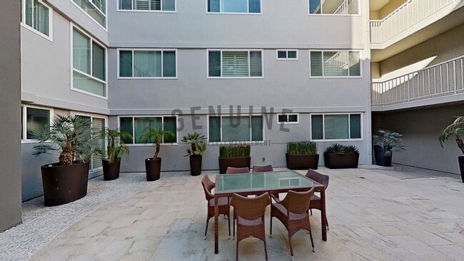 Building Photo - 2Bd 2Ba Spacious Newport Bay Front Condo