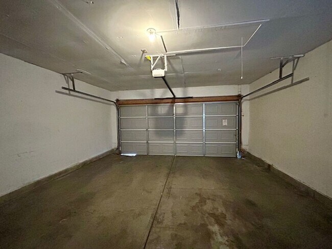 Building Photo - 3 BEDROOM 2 BATHROOM RANCH STYLE HOME IN PIKE!