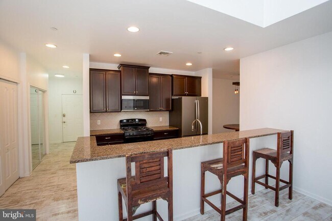 Building Photo - 523 Carson Terrace