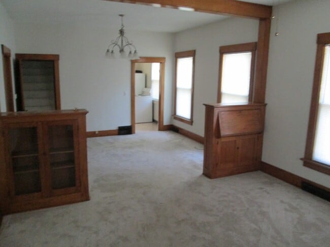 Building Photo - This Home Has 2 Sun Rooms
