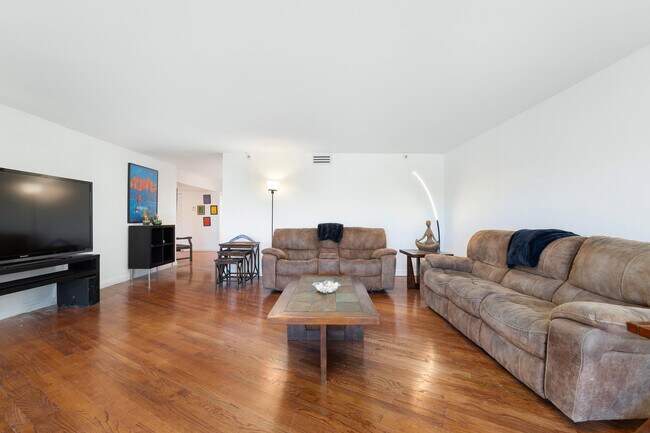 Building Photo - 4301 N Ocean Blvd