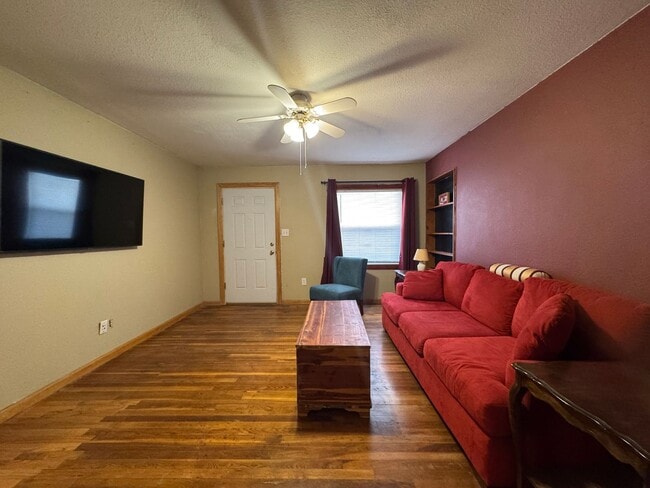 Building Photo - fully furnished 3-bedroom, 2-bathroom