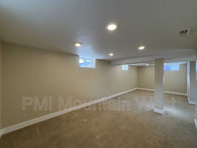 Building Photo - 1878 E Stratford Ave