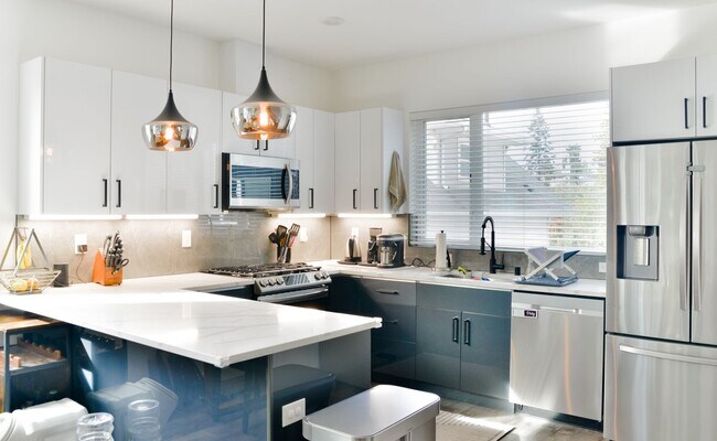 Building Photo - Modern 3 bed/ 2.5 bath townhome in Ballard!