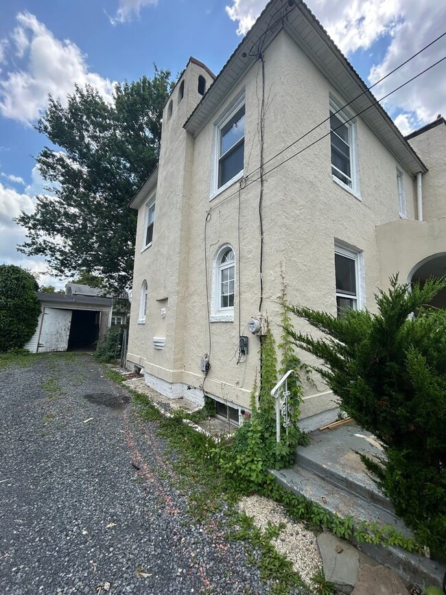 Building Photo - 936 Parkside Ave.