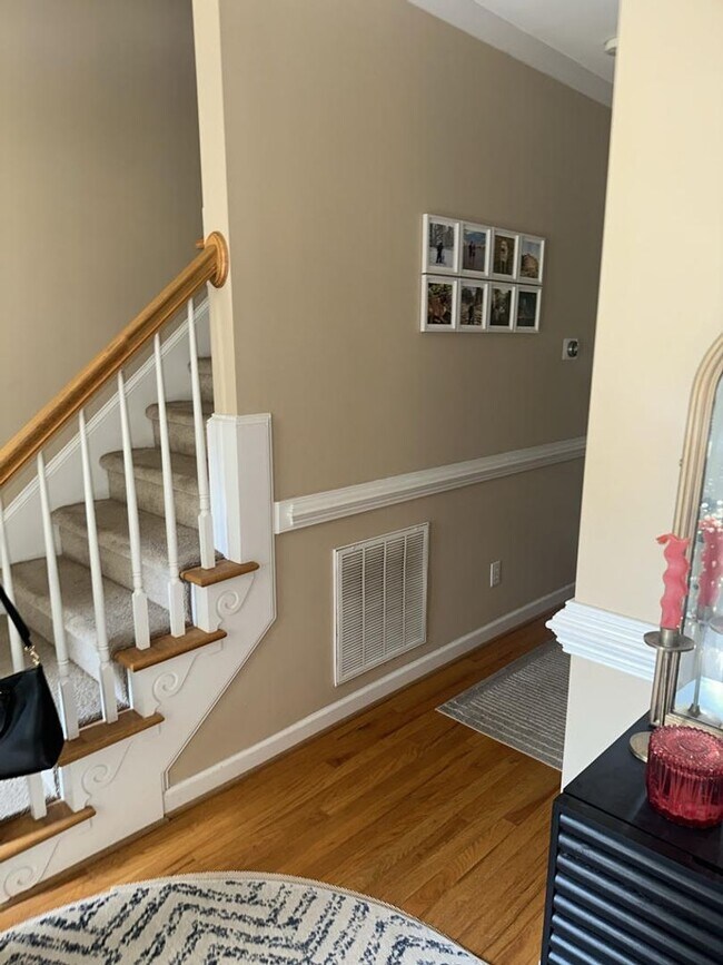 Building Photo - Charming 2 Single Family Home. 4 bedroom 2...
