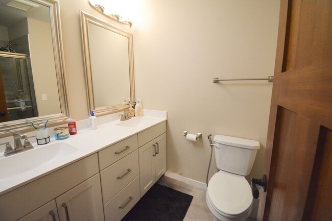 Building Photo - Beautiful, Modern, Updated, 4 Bed 3 Bath A...