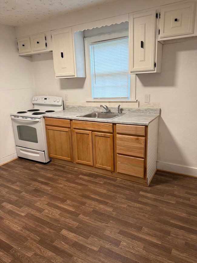 Building Photo - 808 D St