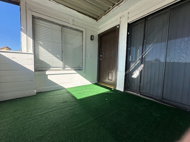 Building Photo - 2 Bedroom Upstairs Condo with Bonus Room Near UNLV!