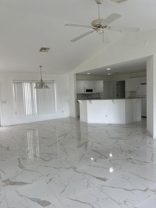 Building Photo - SPACIOUS 3Bd / 2 Ba SINGLE FAMILY HOUSE AVAILABLE